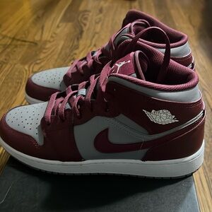 Grade school Jordan 1 Mid